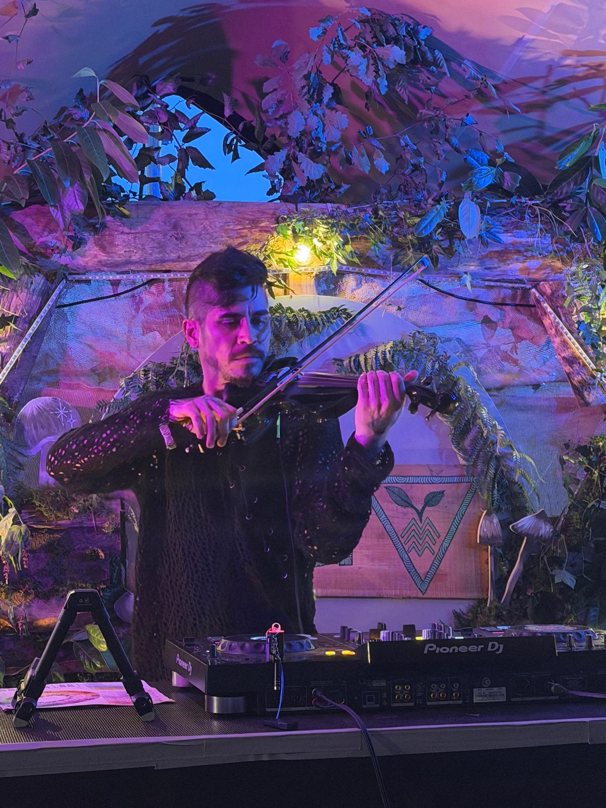 Eduardo Briglia performing live DJ set and electric violin