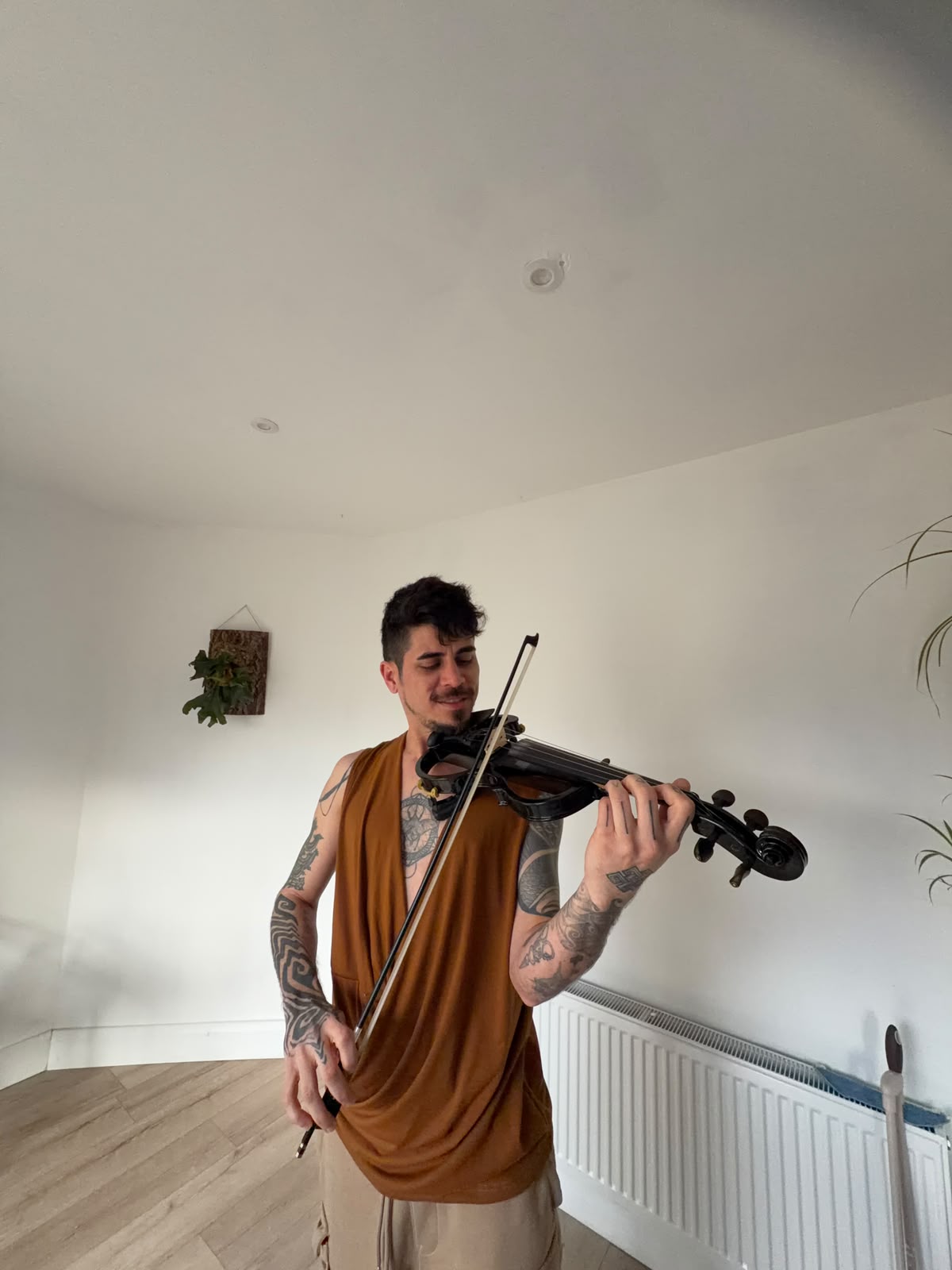 Eduardo Briglia playing violin